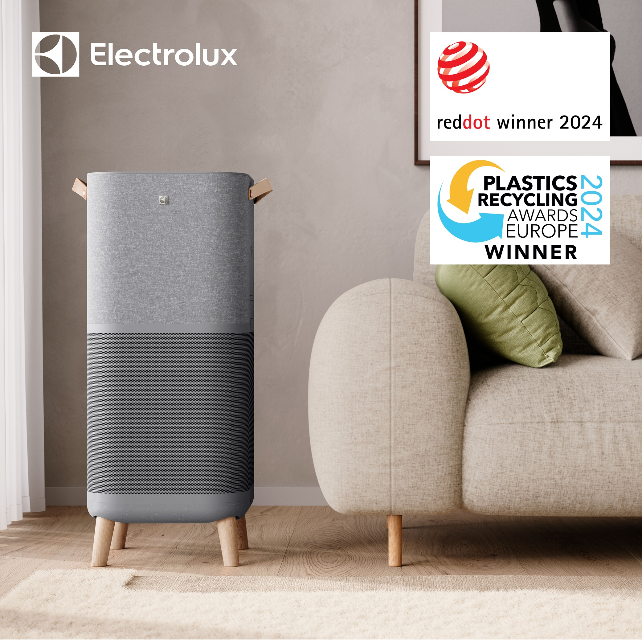 Ahşap ayaklı gri bir Electrolux hava temizleyici, açık renkli bir kanepenin yanında modern bir oturma odasında duruyor.