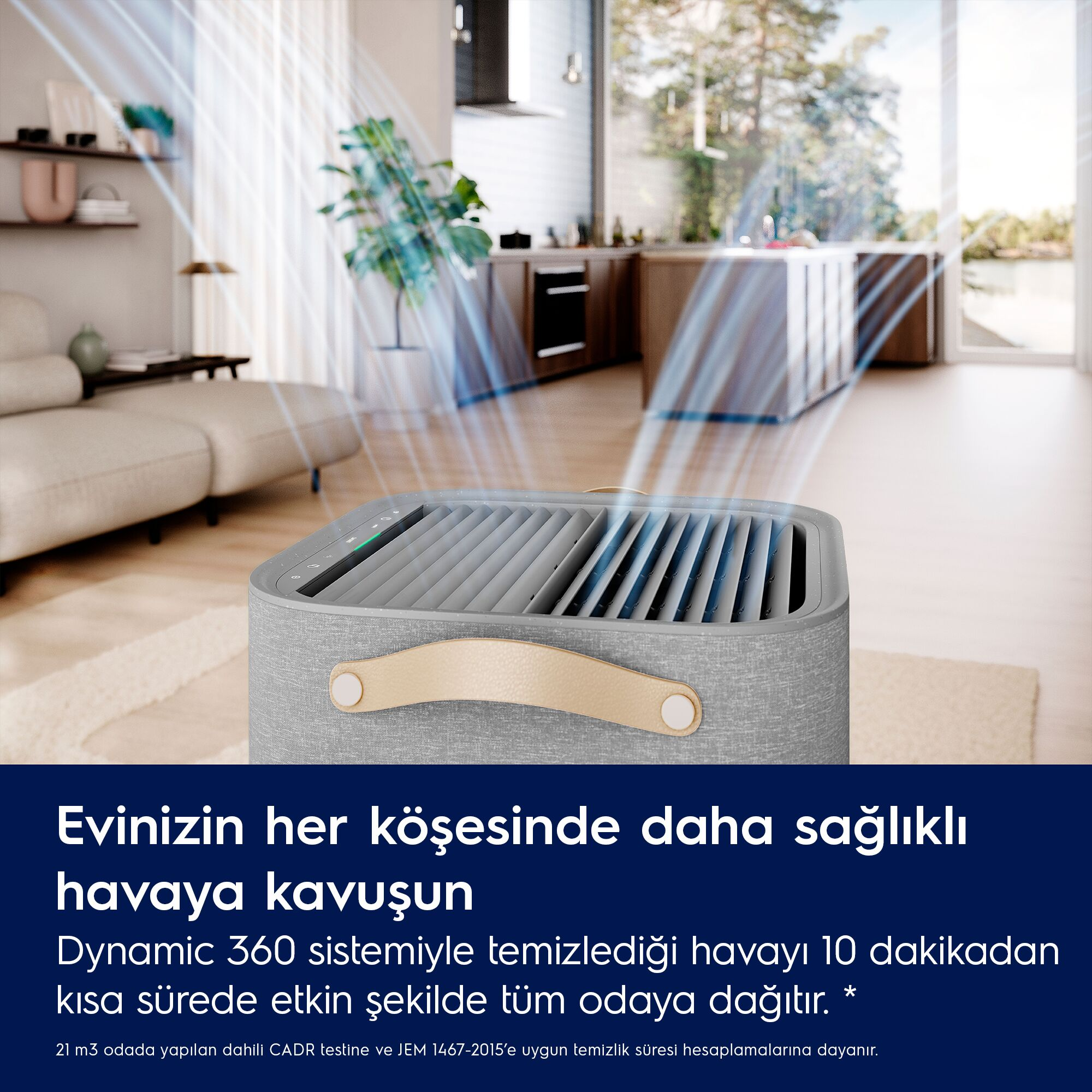 Kahverengi deri saplı gri bir hava temizleyici oturma odasında duruyor; mavi hava akımı çizgileri temizliği gösteriyor.