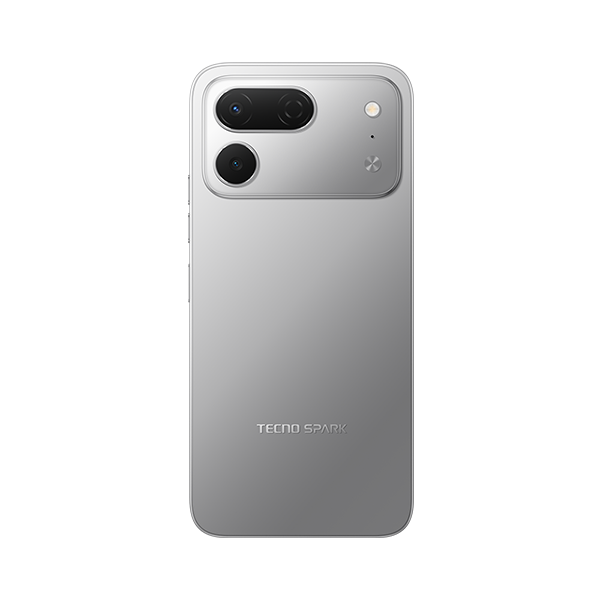 Üçlü kamera kurulumu ve marka logosu olan gümüş renkli Tecno Spark akıllı telefonun arkası.