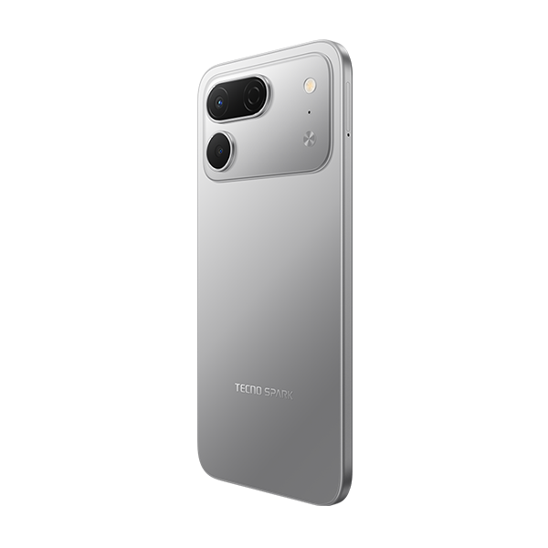 Siyah arka plan üzerinde kamera modüllü gümüş renkli Tecno Spark akıllı telefonun arkası.