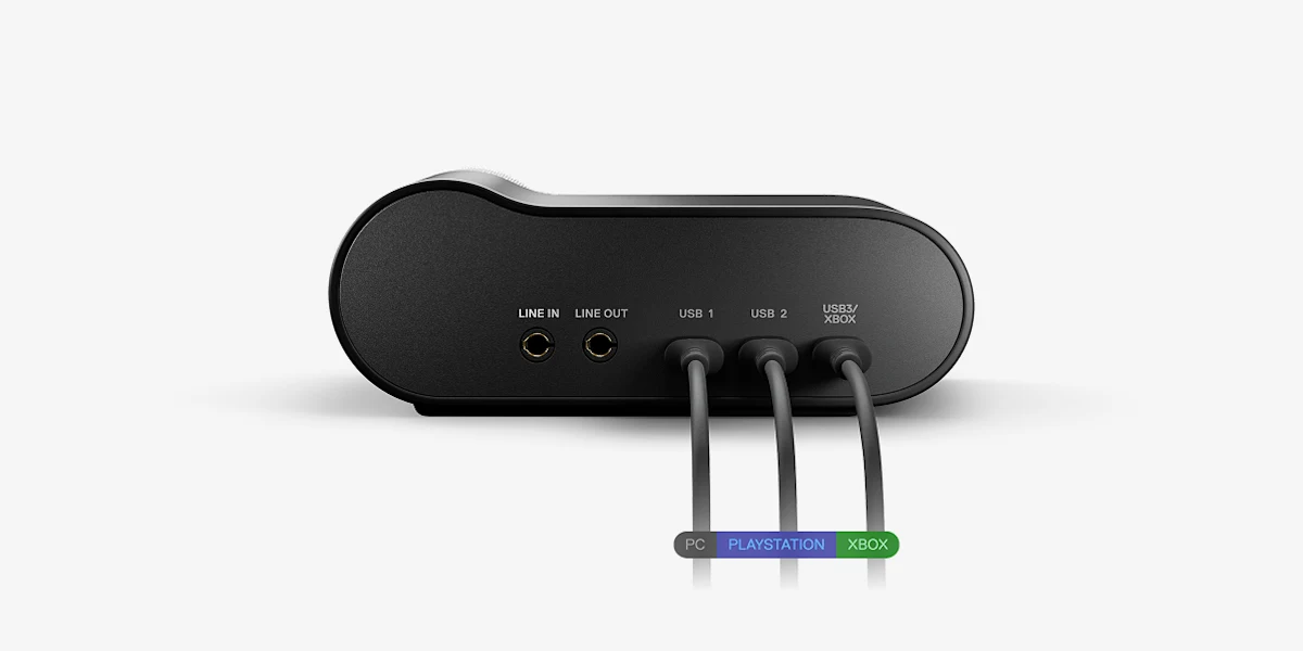 Fekete audio eszköz hátulja feliratos portokkal és csatlakoztatott kábelekkel.