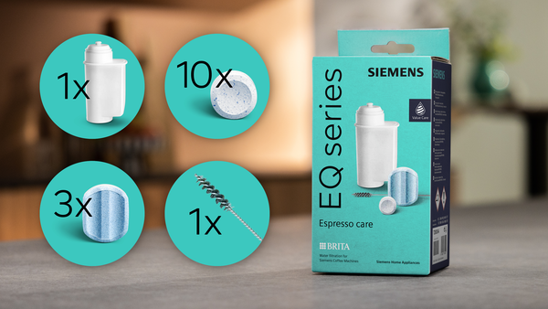 Su filtresi, temizlik tableti, kireç çözücü tablet ve fırça içeren Siemens EQ serisi espresso bakım seti.