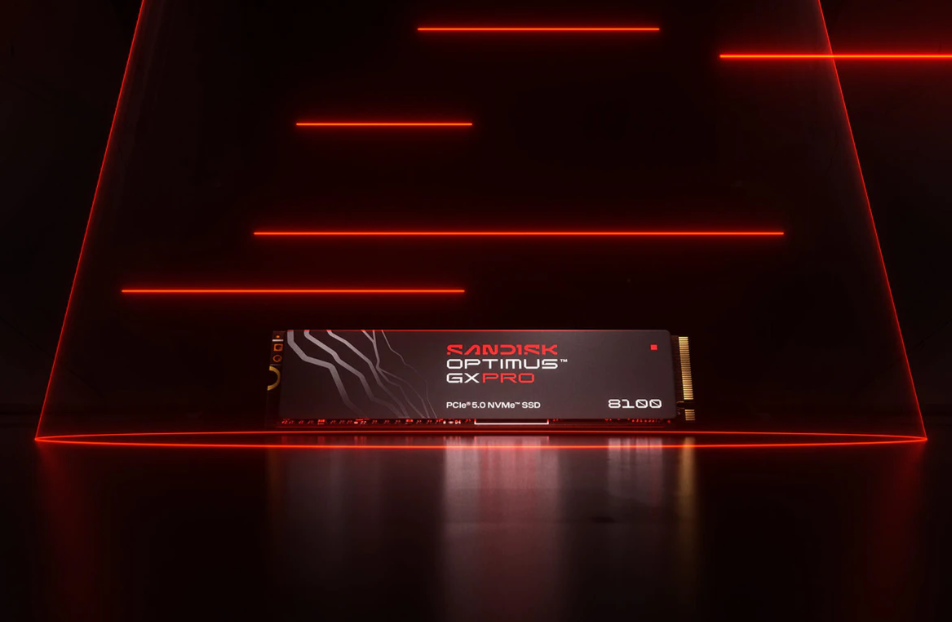 Dysk SSD NVMe Sandisk Optimus GX Pro leży na błyszczącej powierzchni w czerwonym świetle neonów.