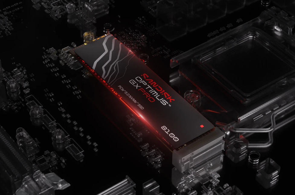 Czarno-srebrny dysk SSD Sandisk Optimus GX Pro jest zainstalowany na ciemnej płycie głównej.