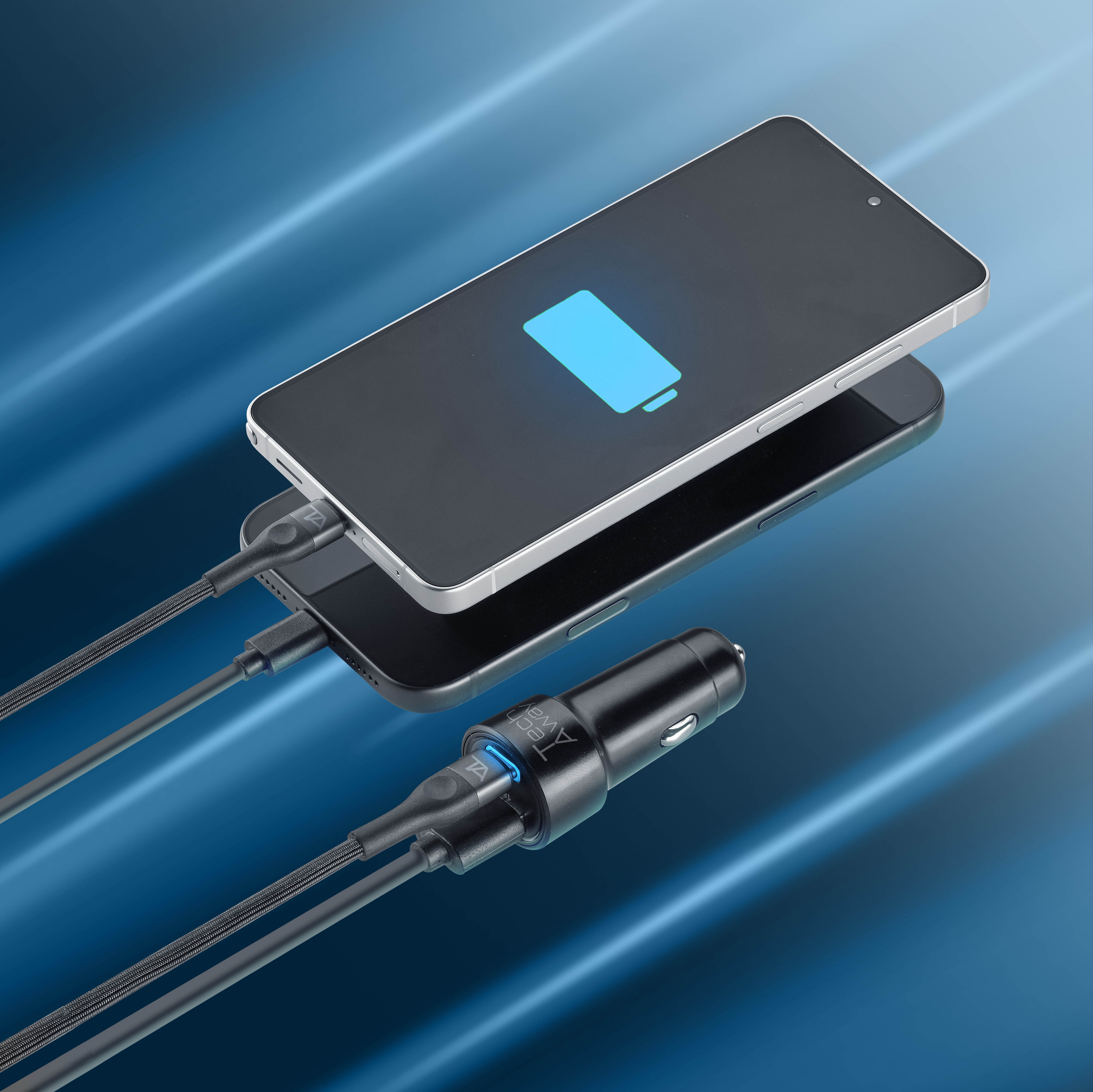 Ein Autoladegerät mit zwei Kabeln lädt zwei Smartphones vor einem blauen Hintergrund auf.