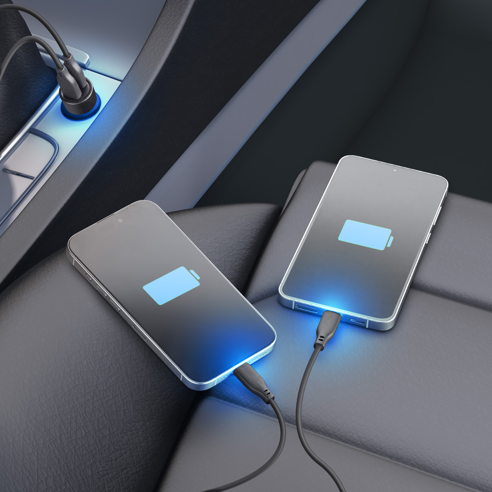 Zwei Smartphones werden auf einem Autositz mit Kabeln aus einer Autosteckdose aufgeladen.