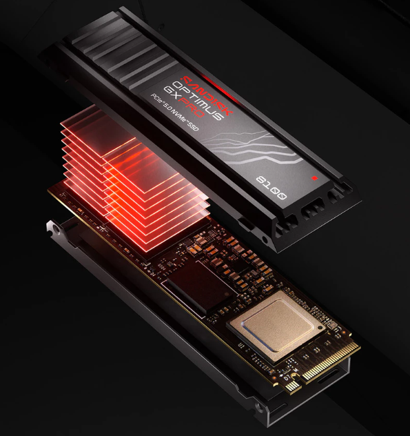 Rzut rozstrzelony dysku SSD NVMe Sandisk Optimus GX PRO z czerwonym, świecącym radiatorem i płytką drukowaną.