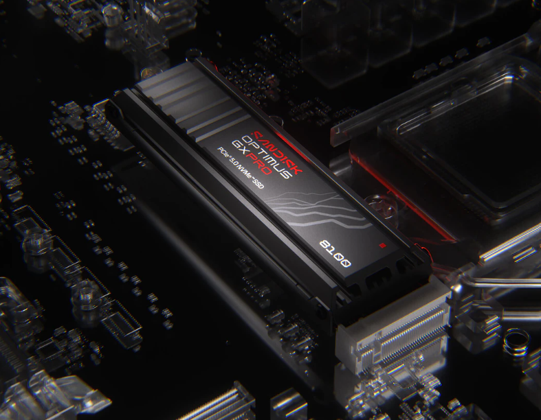 Czarny dysk M.2 NVMe SSD z radiatorem jest zainstalowany na ciemnej płycie głównej.