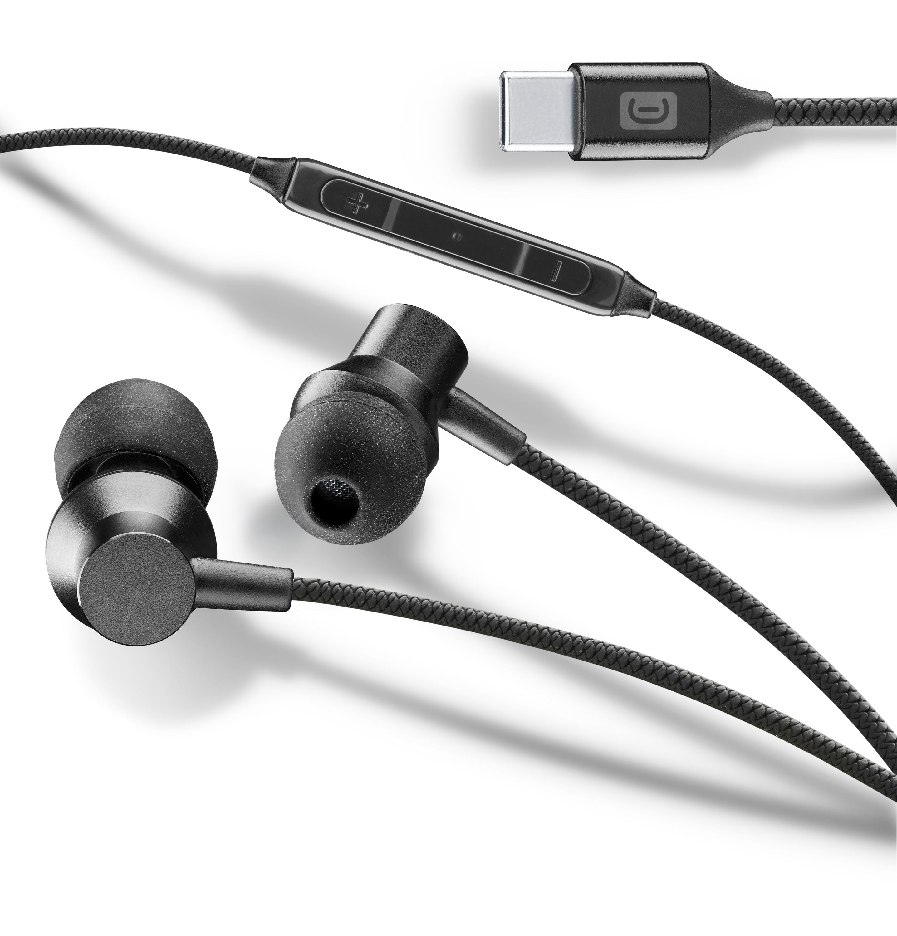 Örgülü kablolu, dahili kumandalı ve USB-C konnektörlü siyah kulak içi kulaklık.