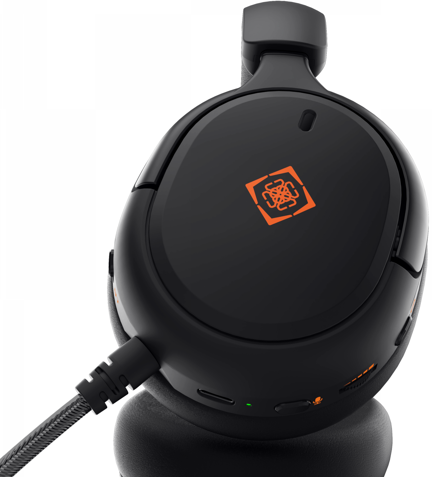 Casque de jeu noir avec un logo orange sur l'écouteur et un câble connecté, sur fond noir.