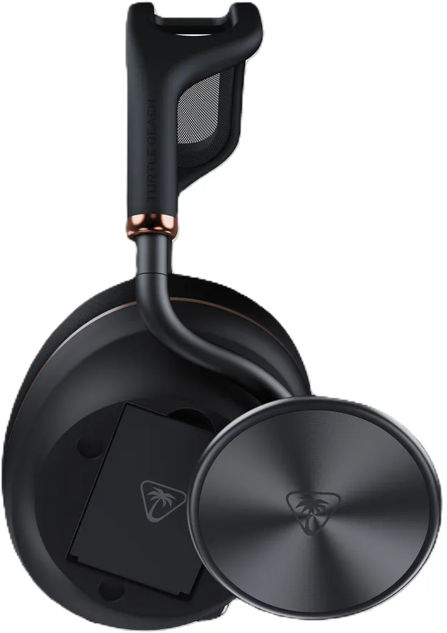 Cuffie wireless Turtle Beach nere con il coperchio del padiglione auricolare rimosso, rivelando il vano batterie.