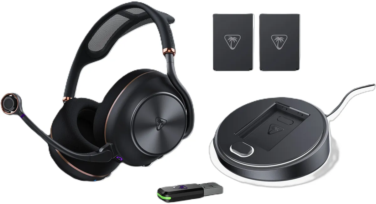 Cuffie da gioco wireless nere con microfono, base di ricarica, dongle USB e due batterie su sfondo bianco.