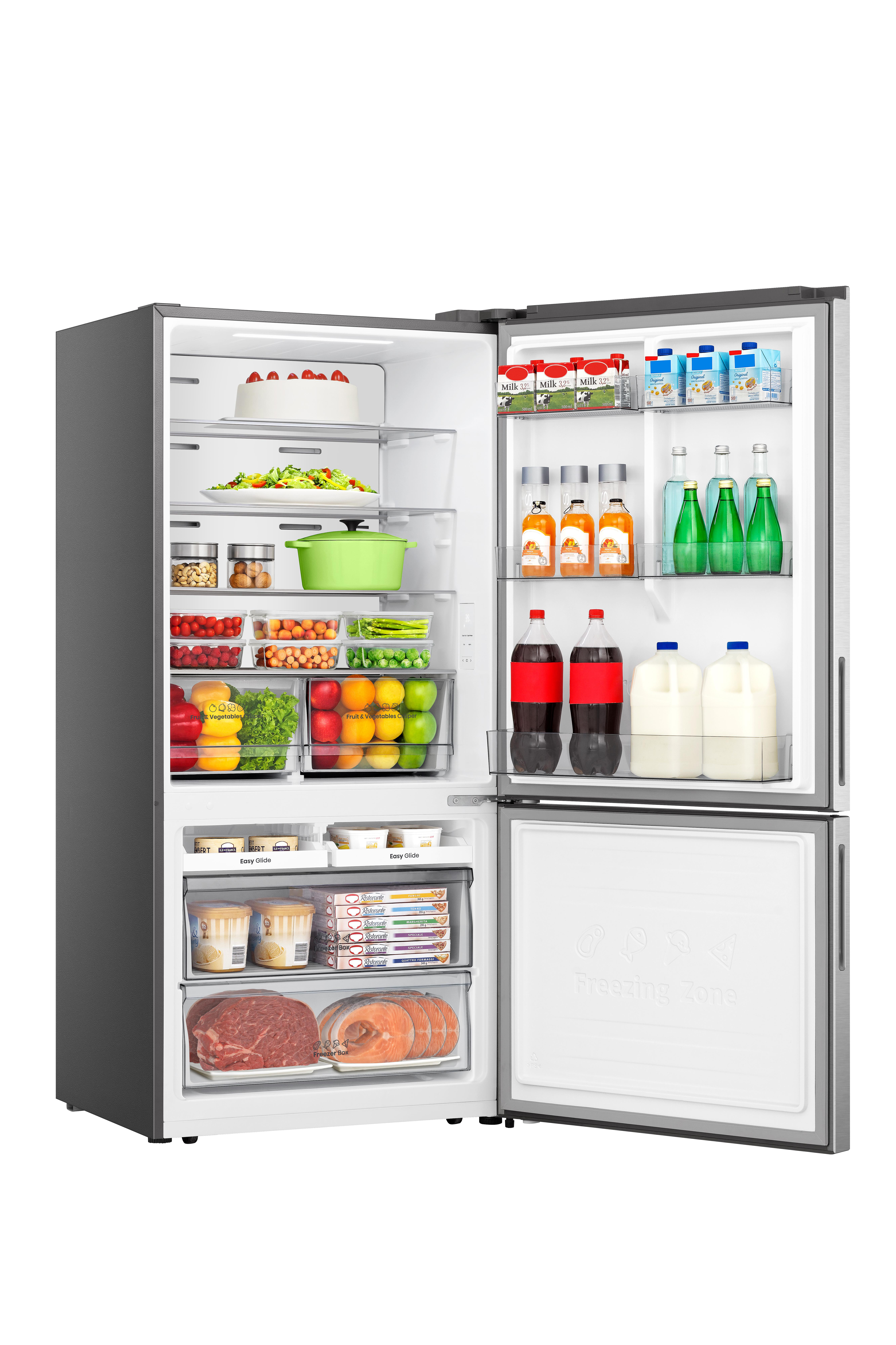 Ein offener silberner Kühlschrank mit Lebensmitteln wie Milch, Gemüse, Fleisch und Getränken.