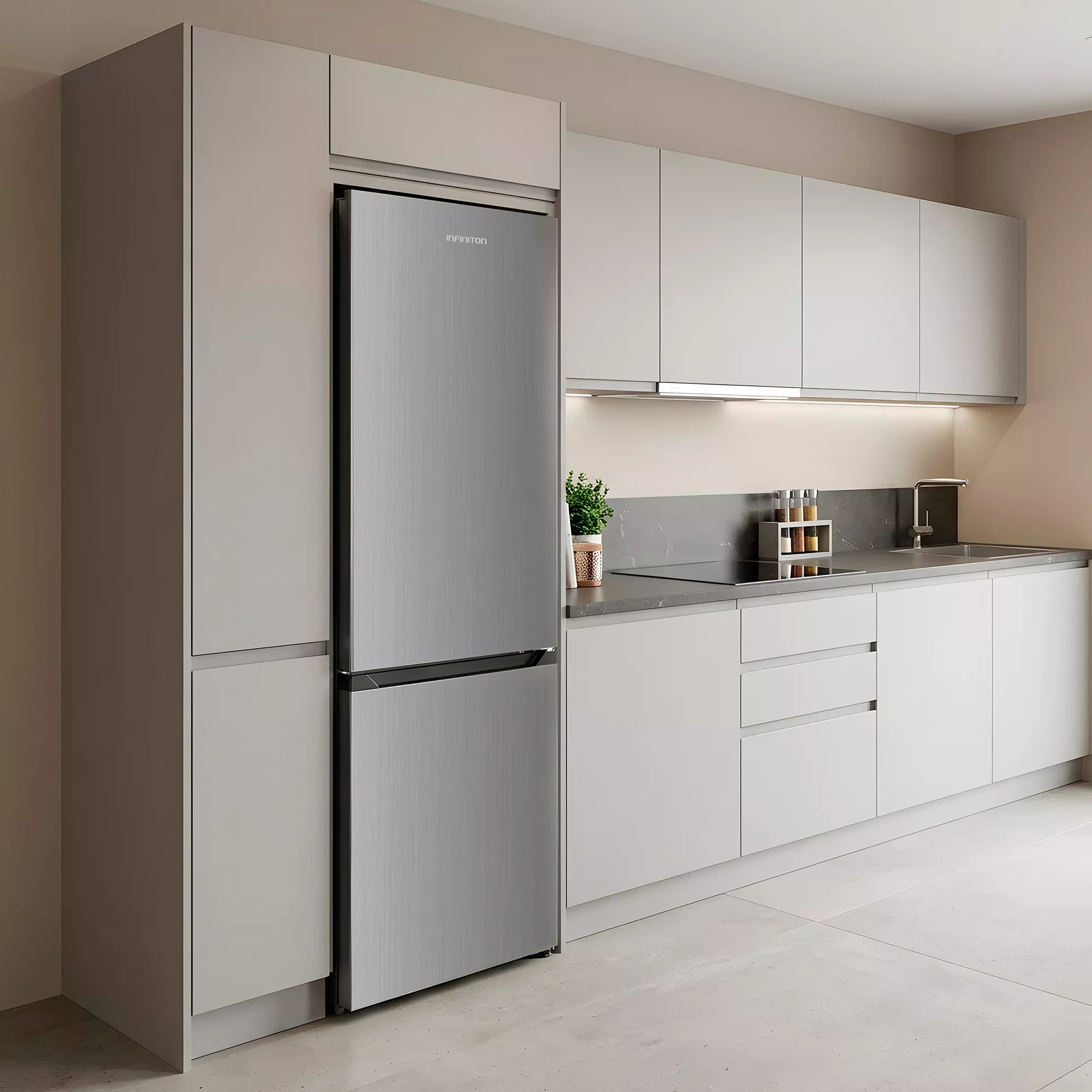Moderna cocina gris con un frigorífico plateado, armarios superiores e iluminación integrada.