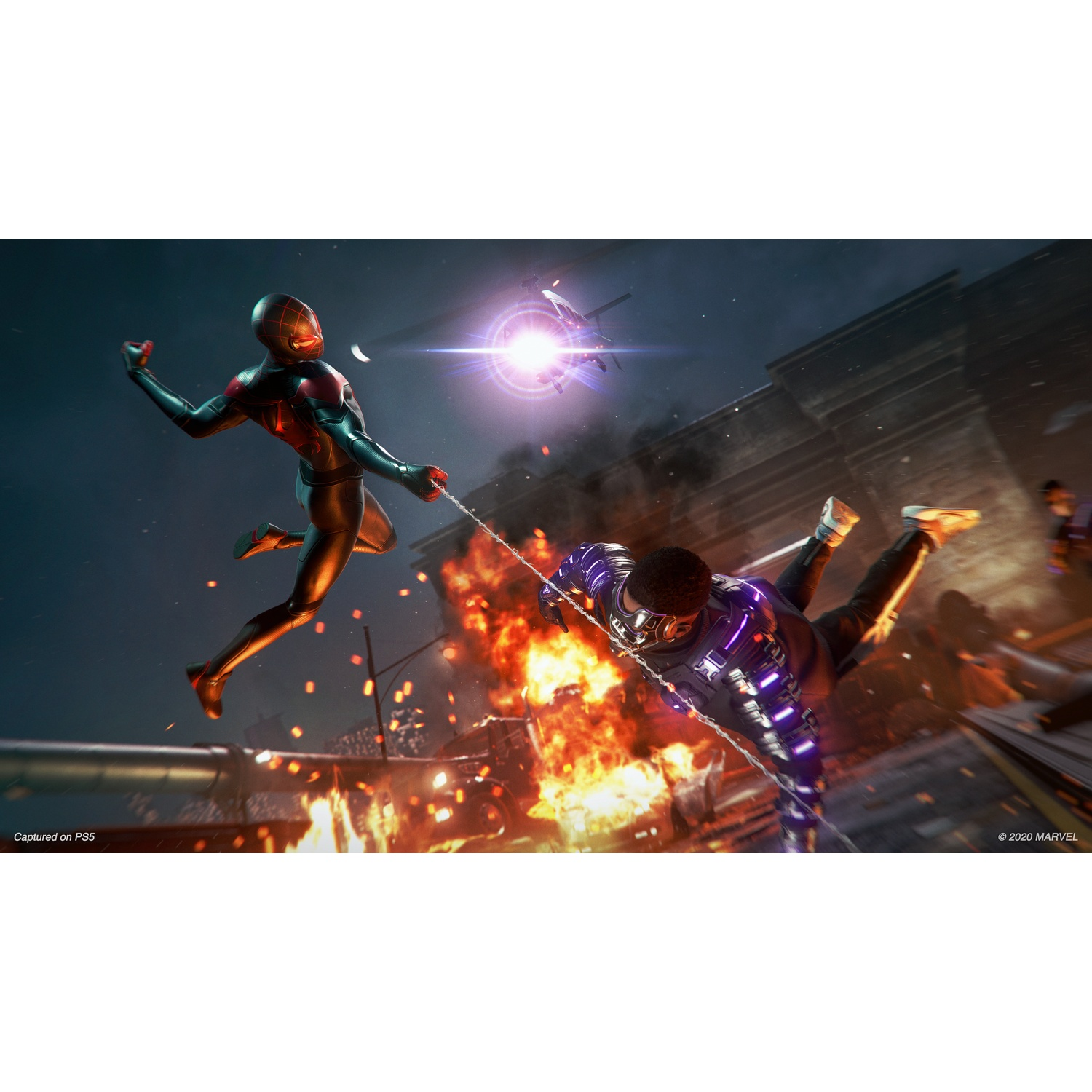 Spider-Man en costume noir combat un ennemi en armure lumineuse violette en plein vol au-dessus du feu.