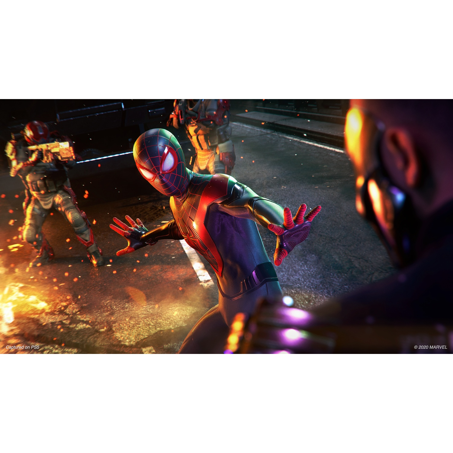 Miles Morales en costume rouge et noir combat des ennemis armés.