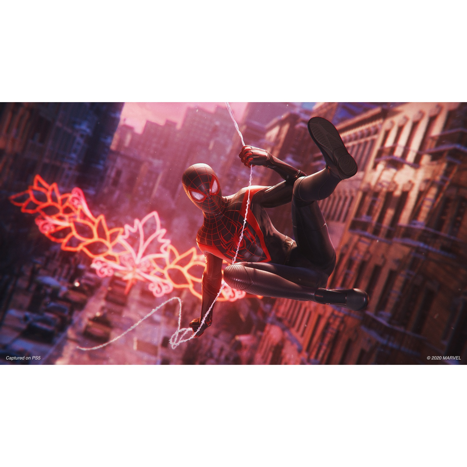 Spider-Man se balance dans les rues près d'installations en néon rouge.