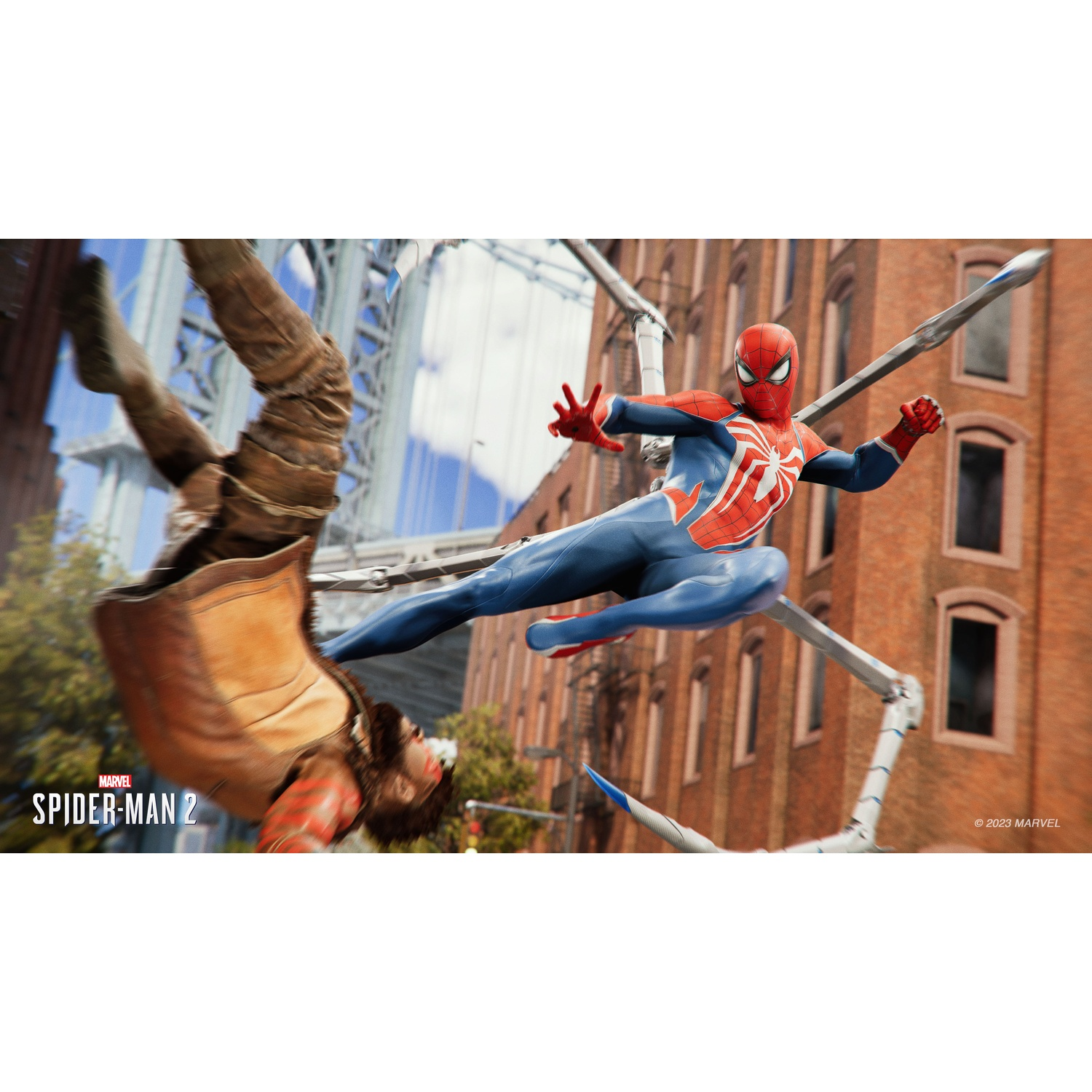 Spider-Man in een rood-blauwe pak valt een vallende vijand aan bij een stadsbrug en een bakstenen gebouw.