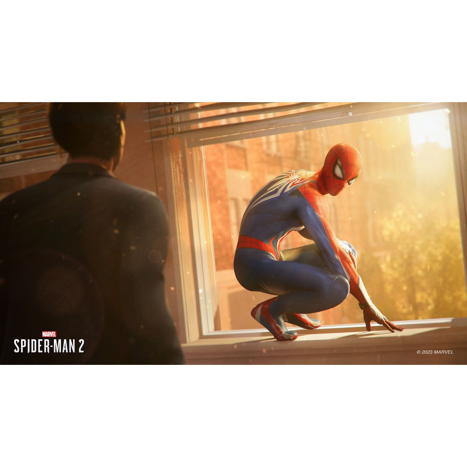 Spider-Man hurkt op een zonnige vensterbank en kijkt naar een man in een donker pak.