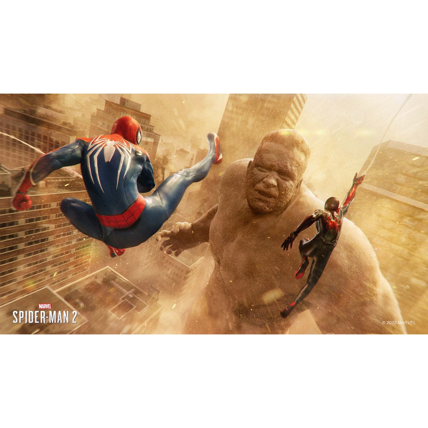 Spider-Man en Miles Morales vechten tegen een reusachtig zandmonster in een verwoeste stad.