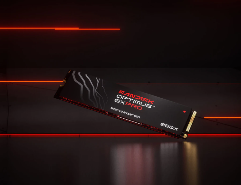 Czarny dysk SSD SanDisk Optimus GX PRO ze srebrnymi liniami unosi się na ciemnym tle z czerwonymi liniami świetlnymi.