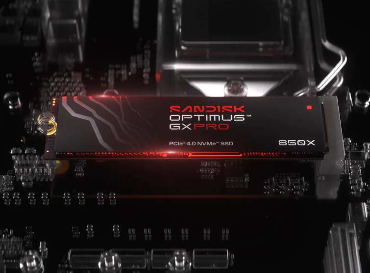 Dysk SSD NVMe Sandisk Optimus GX Pro zainstalowany na ciemnej płytce drukowanej z czerwonym podświetleniem.