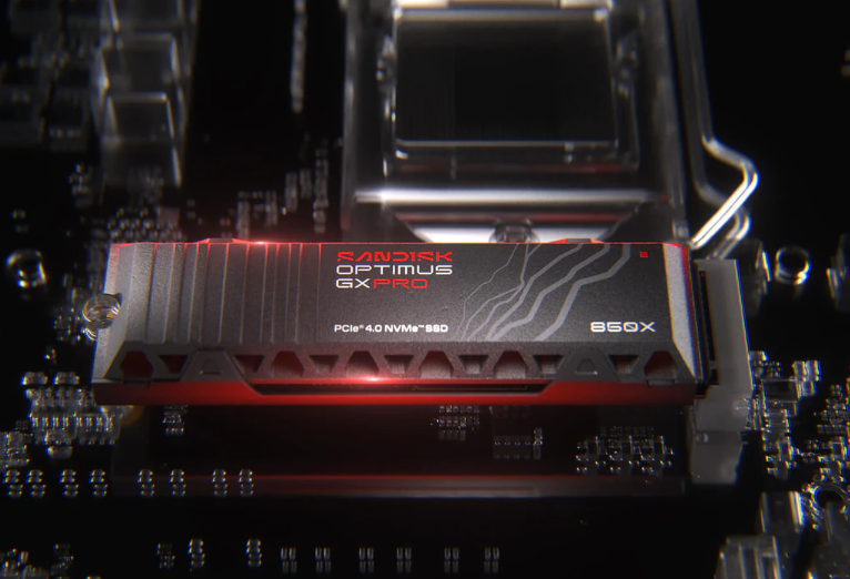 Czarno-czerwony dysk SSD NVMe firmy Sandisk wpięty w slot płyty głównej.