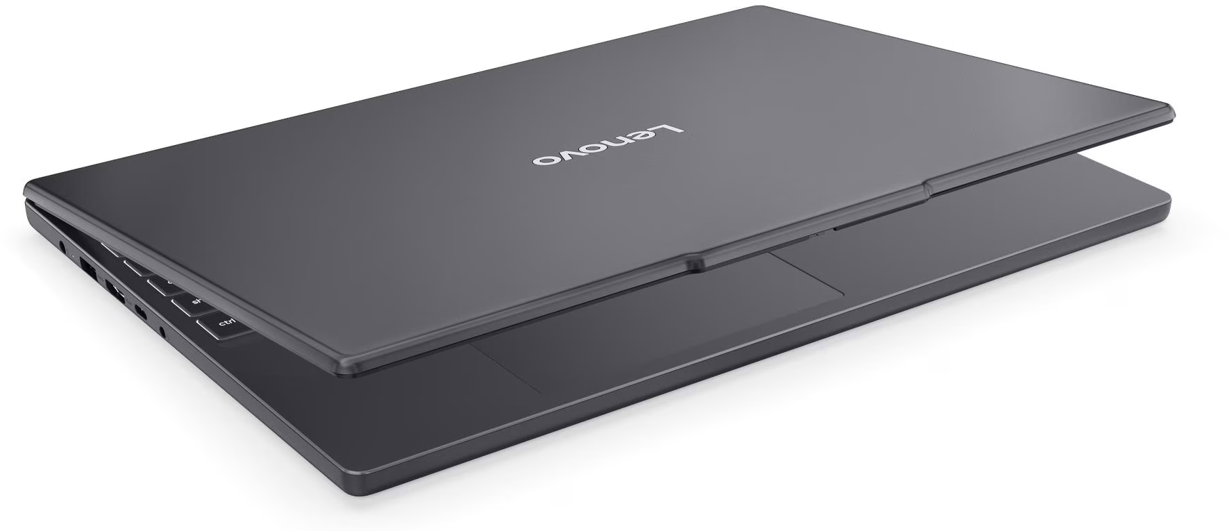 Zárt, szürke Lenovo laptop fehér háttér előtt.