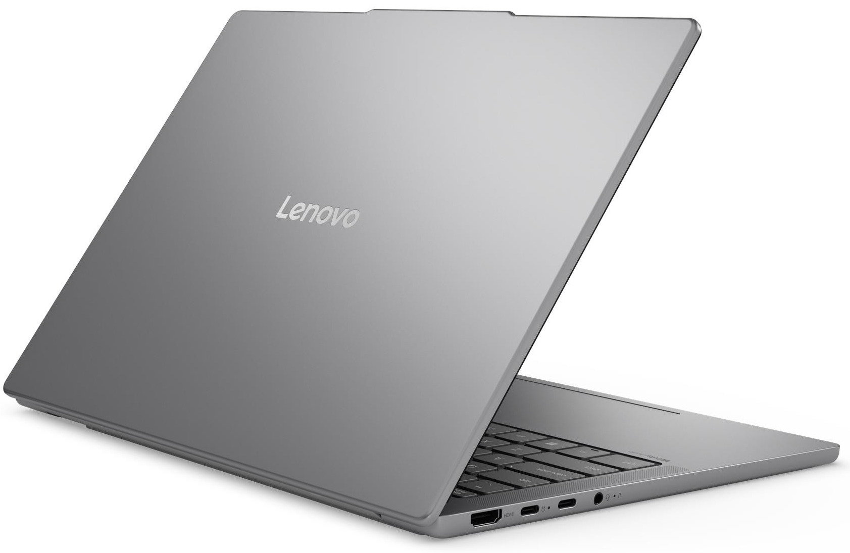 Egy ezüst Lenovo laptop háromnegyedes hátulsó nézete egy sima fehér felületen.