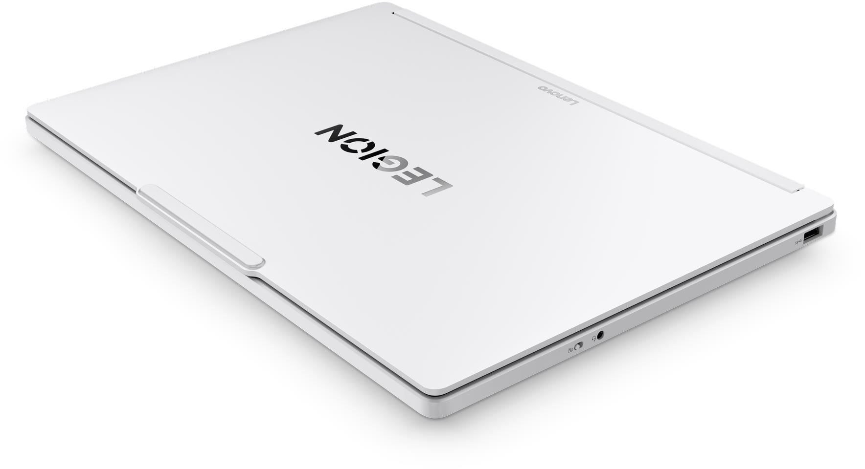 Egy zárt, fehér Lenovo Legion laptop fekszik laposan egy fehér felületen.