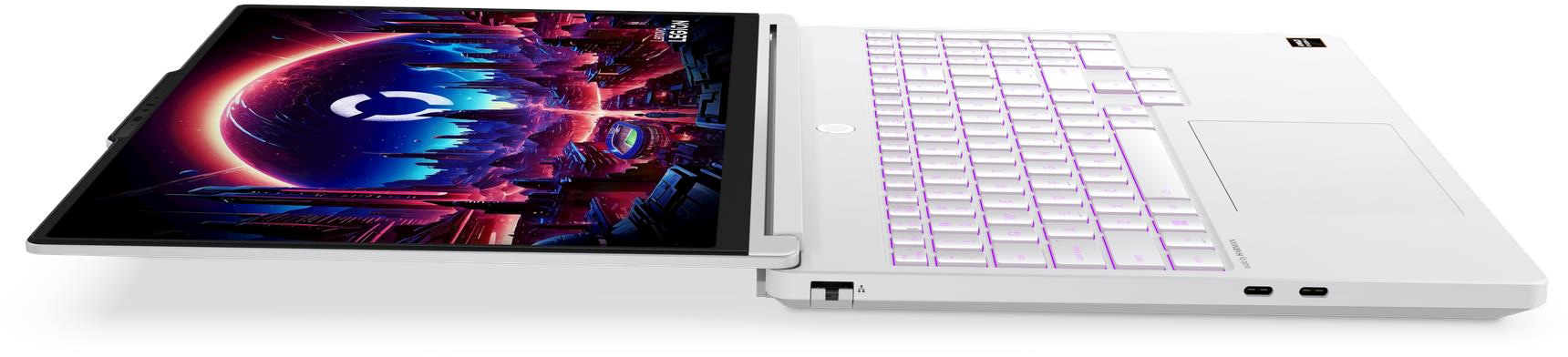Fehér laptop színes képernyővel és háttérvilágítású billentyűzettel, oldalról fényképezve fehér háttér előtt.