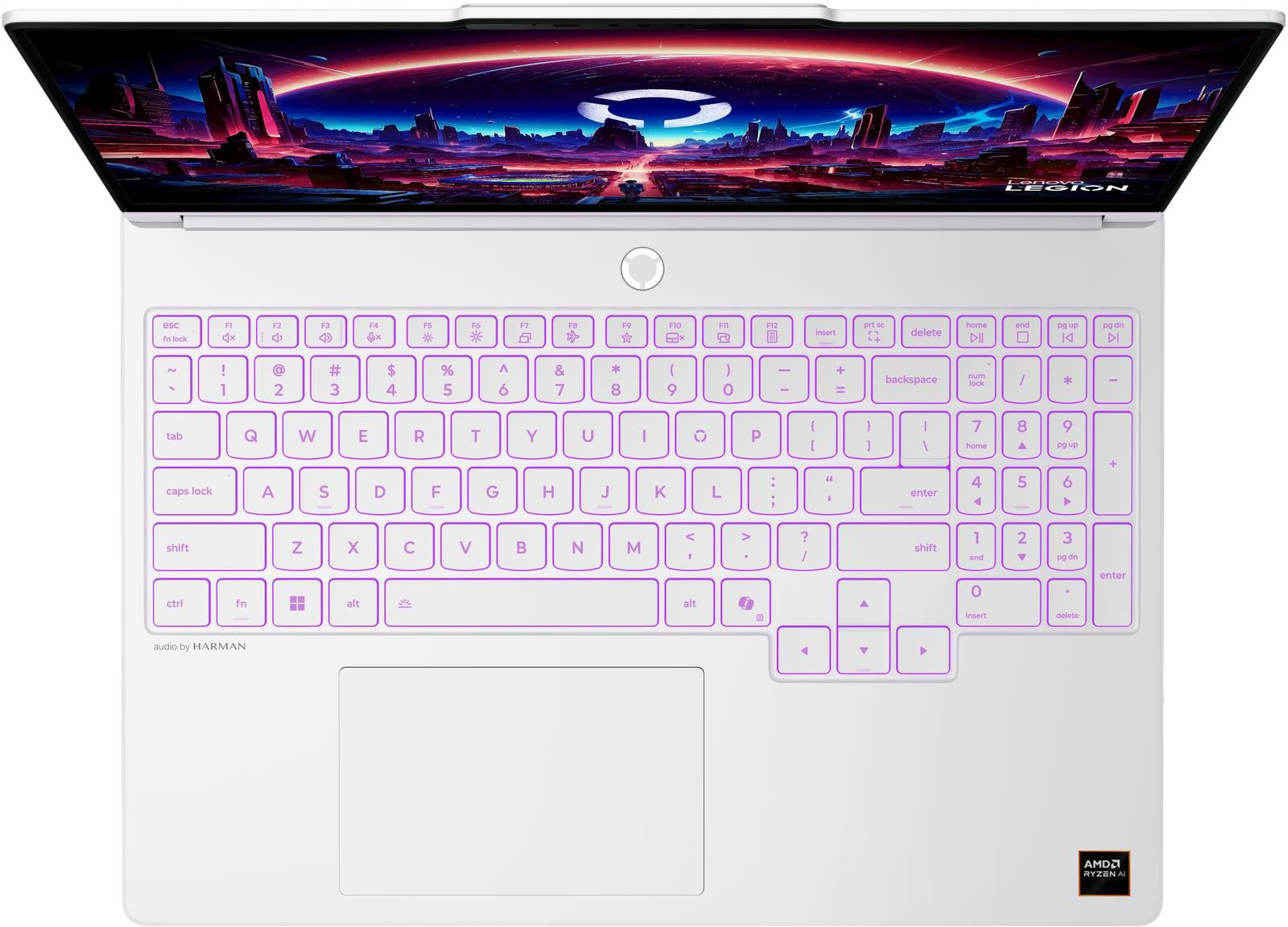 Egy fehér laptop lila háttérvilágítású billentyűzettel futurisztikus városképet mutat piros égbolttal.