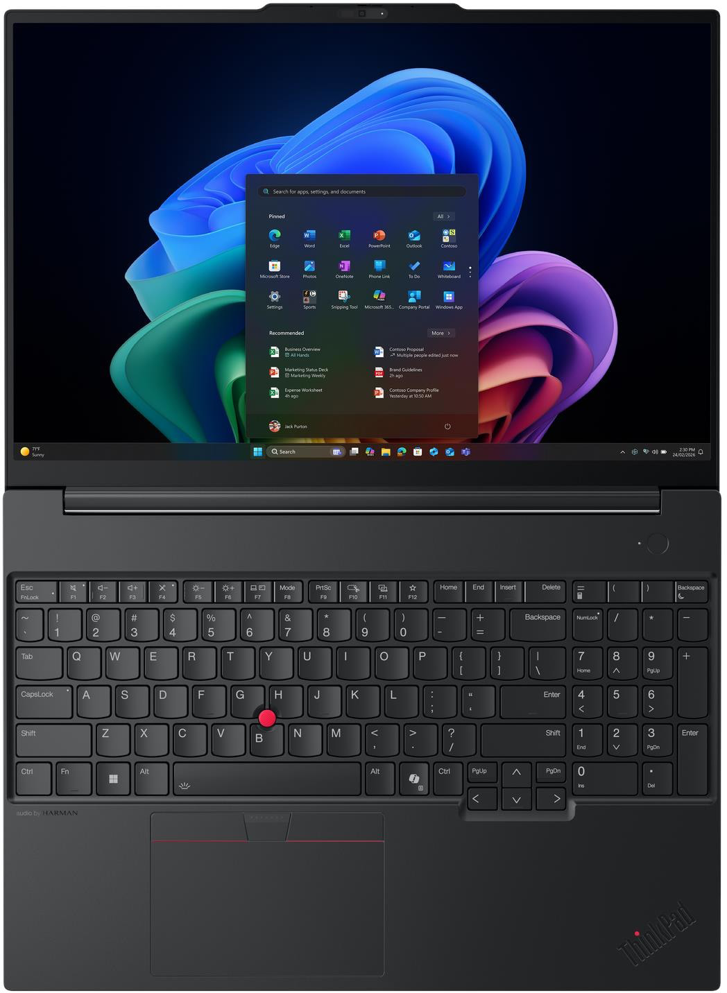 Egy nyitott fekete ThinkPad laptop a Windows 11 Start menüjét mutatja egy kék absztrakt háttérképen.