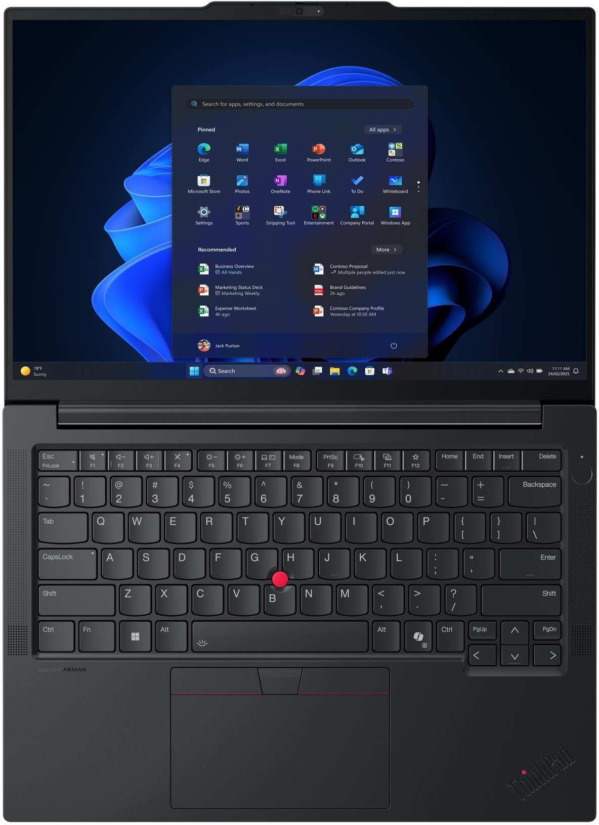 Laptop nyitott Windows 11 Start menüvel és fekete QWERTY billentyűzettel.