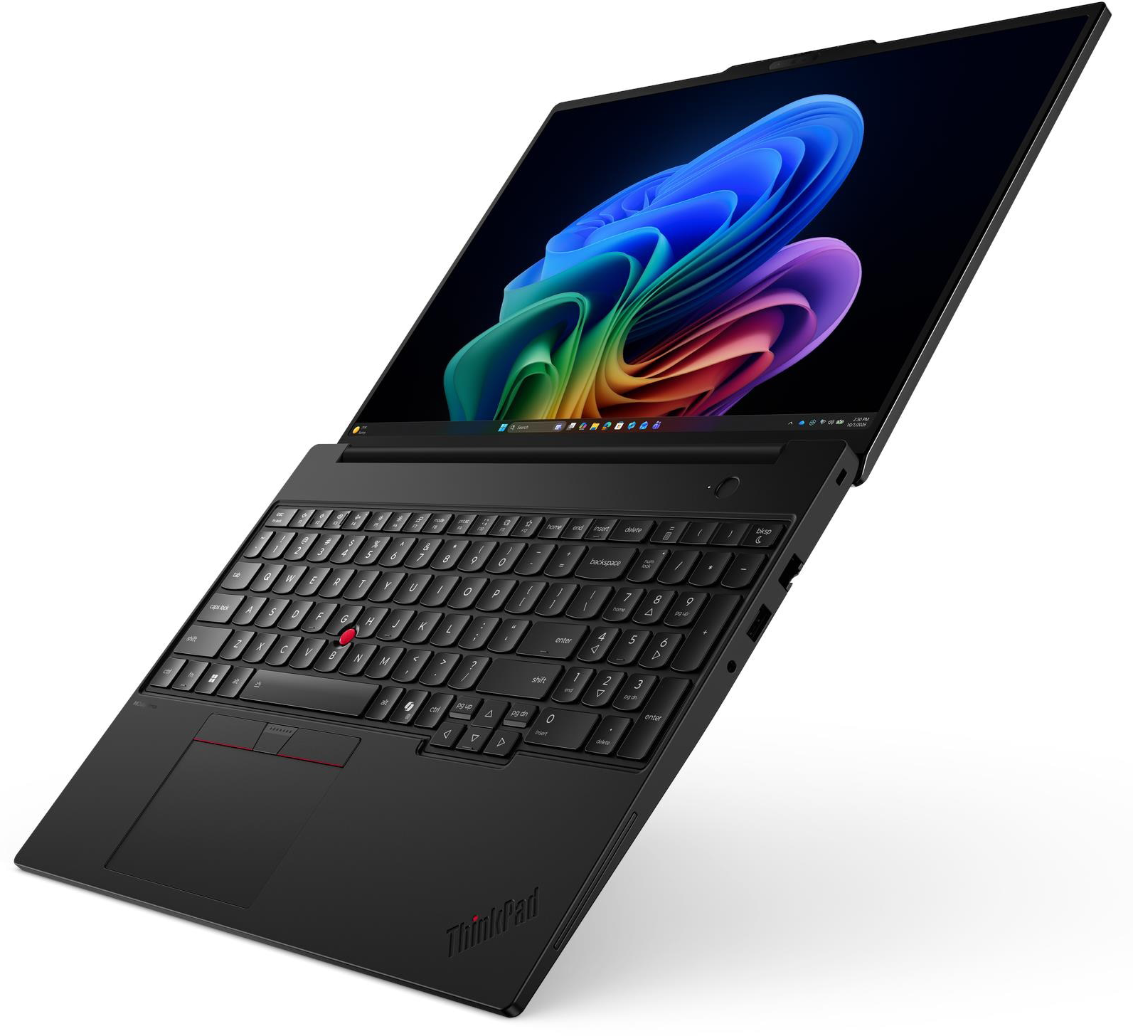Egy fekete ThinkPad laptop színes örvénnyel a képernyőjén, fehér háttér előtt fényképezve.