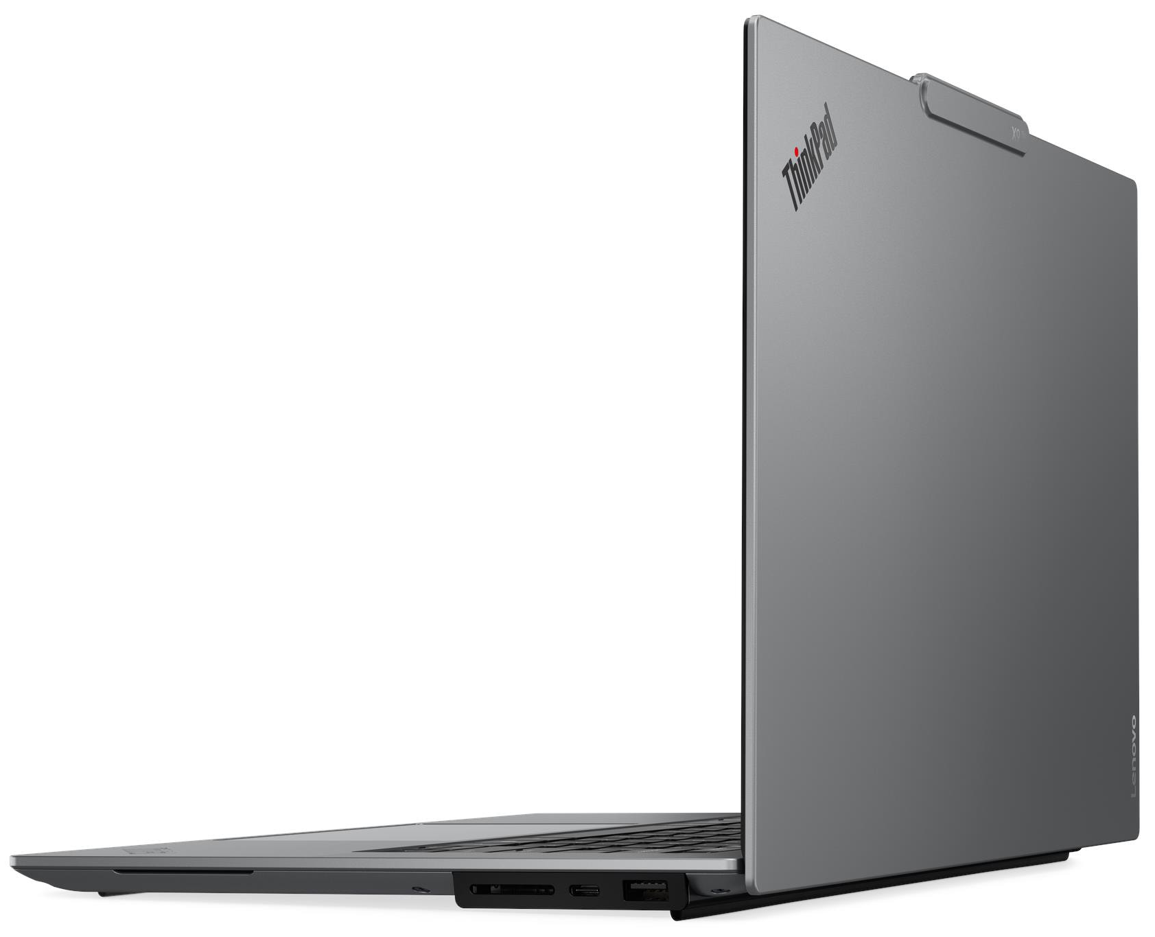 Szürke ThinkPad laptop oldalsó nézetben, látható portokkal és Lenovo logóval a fedelén.