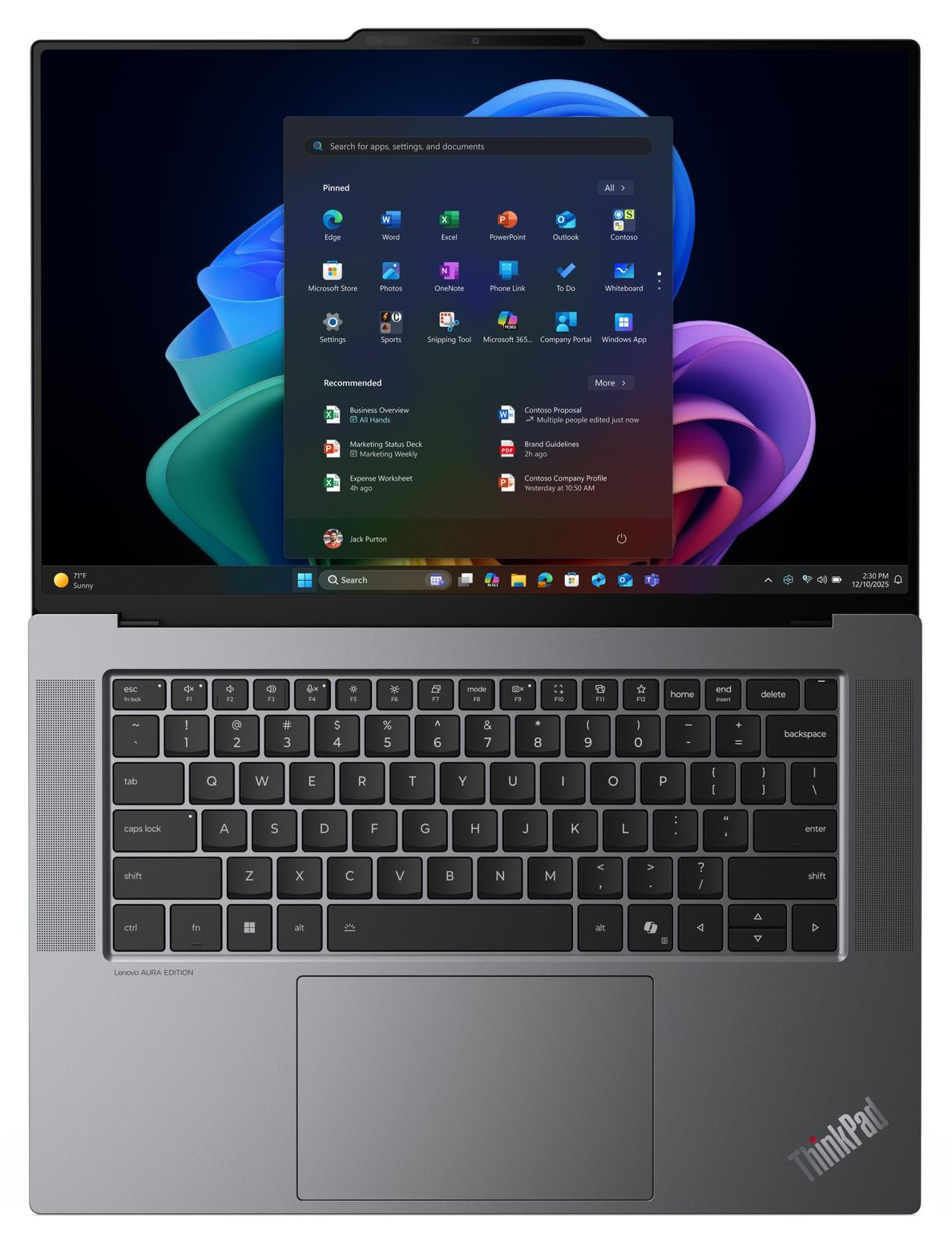 Szürke laptop nyitott Windows Start menüvel a képernyőn.