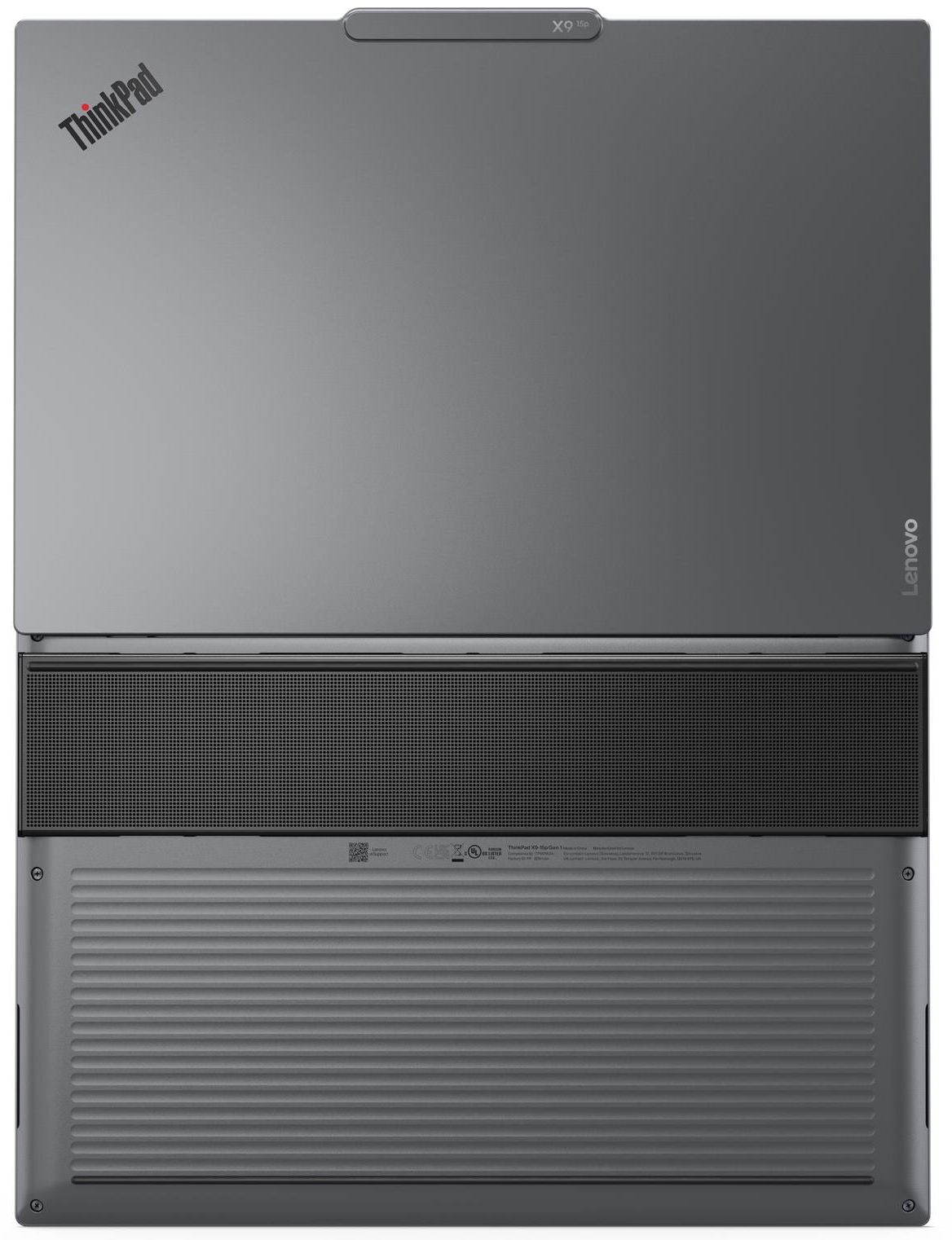 Szürke ThinkPad laptop hangszóróráccsal és bordázott alsó résszel.