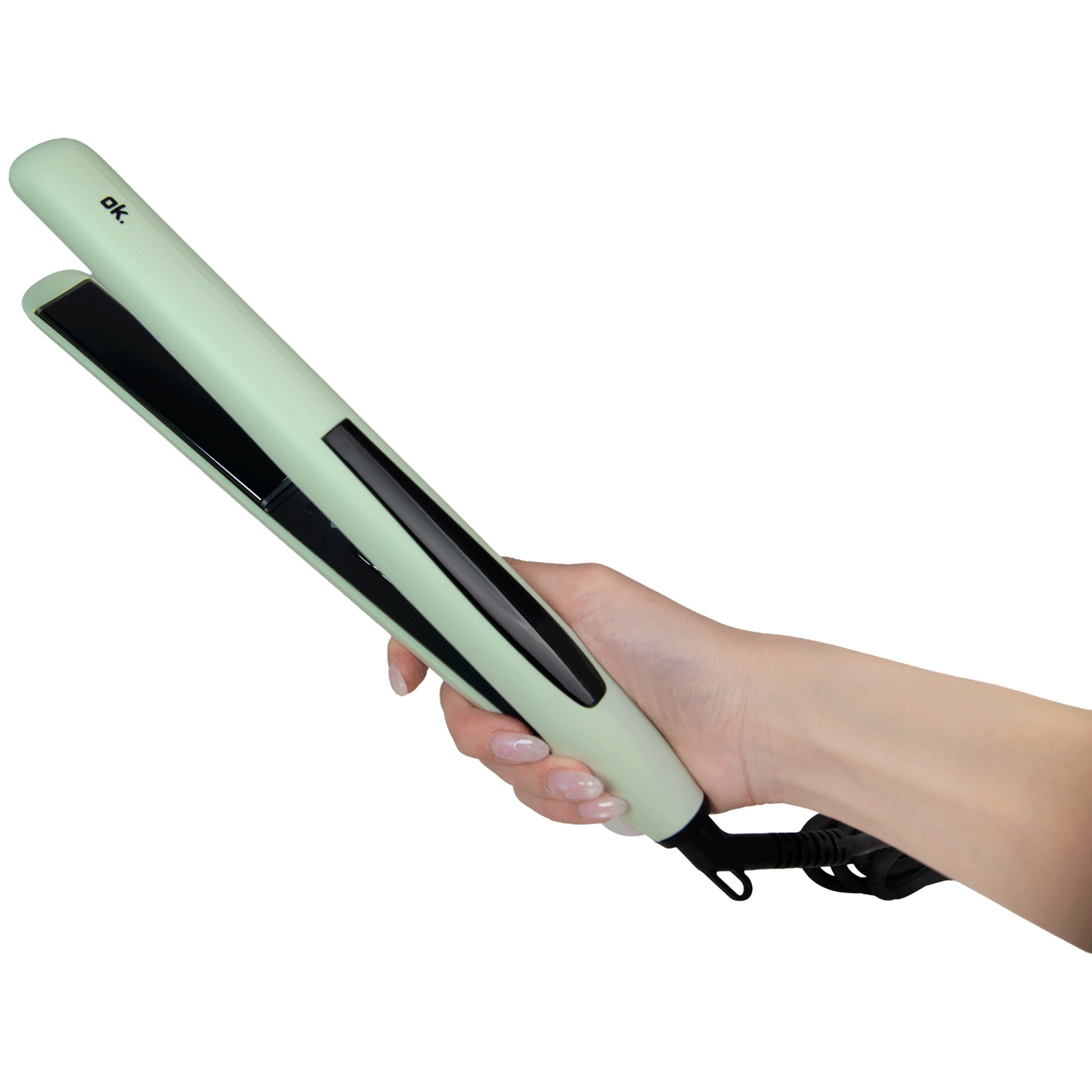 Een hand houdt een lichtgroene stijltang met een zwarte plaat vast tegen een witte achtergrond.