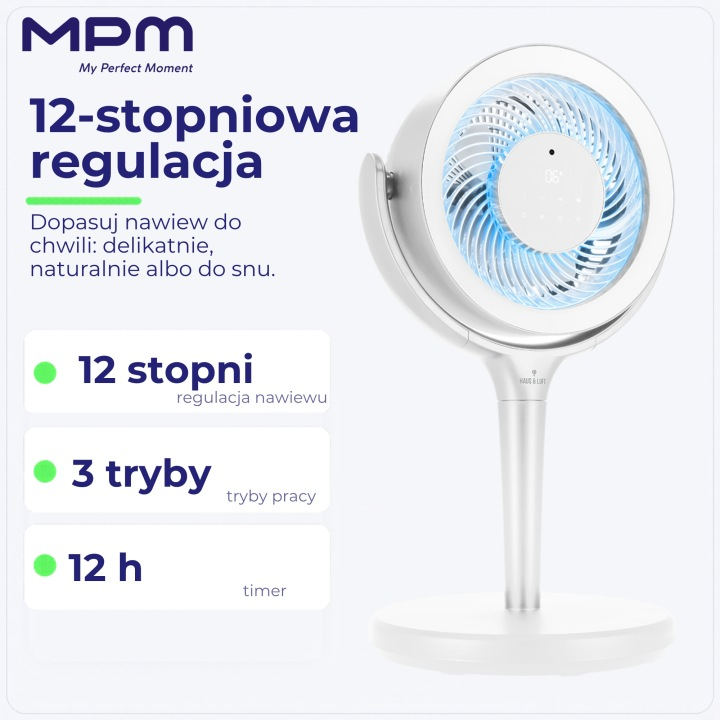Zdjęcie promocyjne białego wentylatora stojącego MPM z cyfrowym wyświetlaczem i niebieskim podświetleniem.