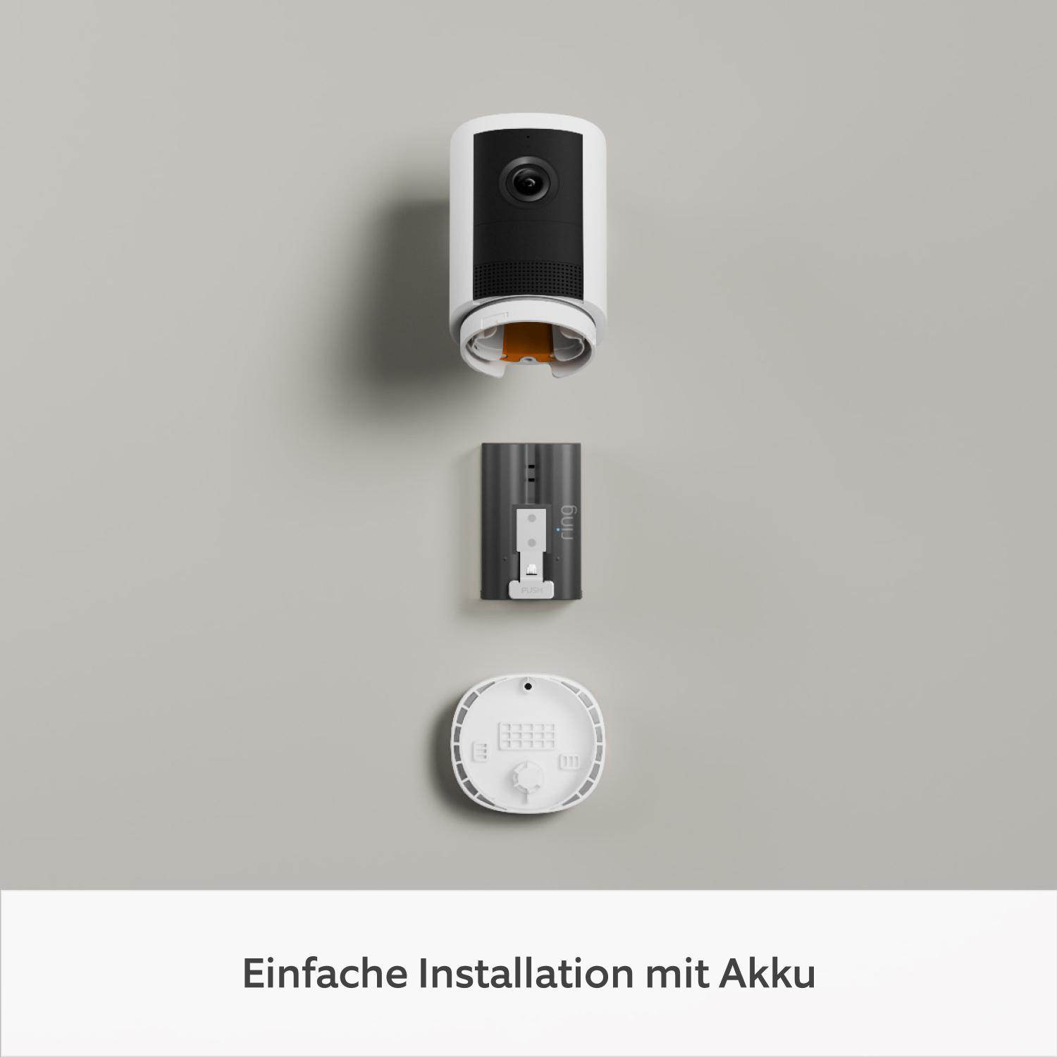 Eine Ring-Sicherheitskamera, ein Akku und eine Halterung sind vertikal vor grauem Hintergrund angeordnet.