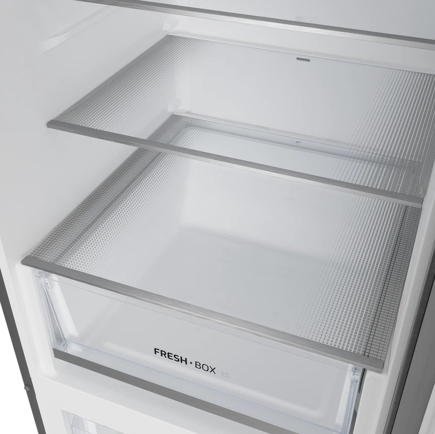Wnętrze lodówki z regulowanymi szklanymi półkami i przezroczystym pojemnikiem 'Fresh Box' na dole.