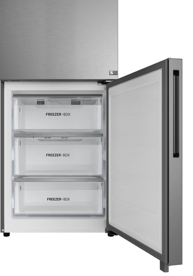 Srebrna zamrażarka z otwartymi drzwiami, ukazująca trzy przezroczyste szuflady z napisem „Freezer Box”.