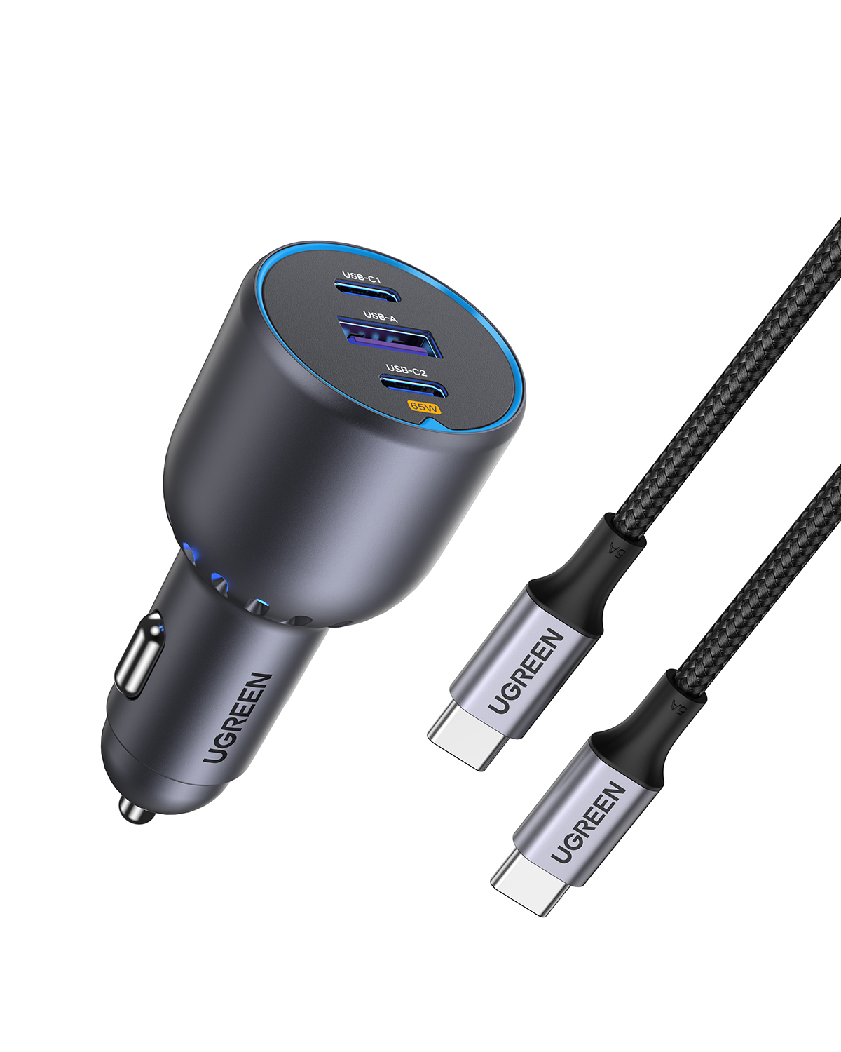 Beyaz arka planda üç USB bağlantı noktasına ve iki örgülü USB-C kablosuna sahip koyu gri Ugreen araç şarj cihazı.