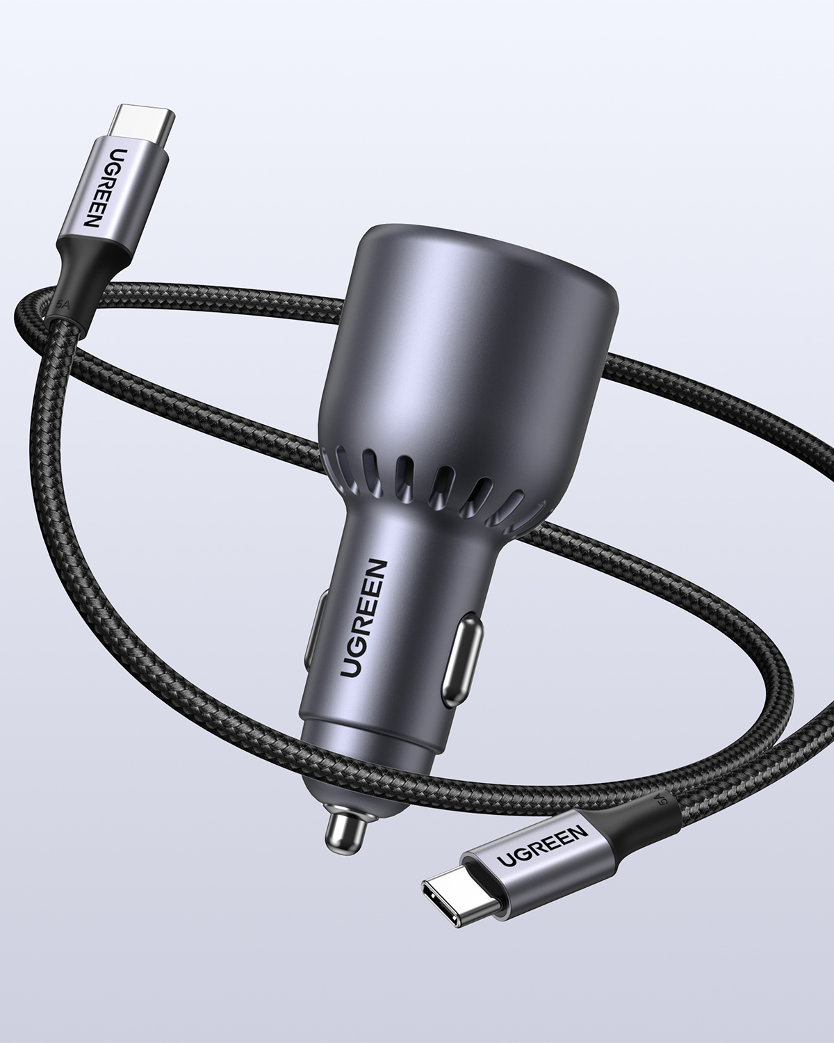 Açık arka plan önünde örgülü siyah USB-C kablolu gri Ugreen araç şarj cihazı.
