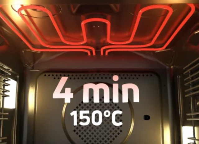 Wnętrze gorącego piekarnika z żarzącymi się grzałkami i napisem 4 min 150°C.