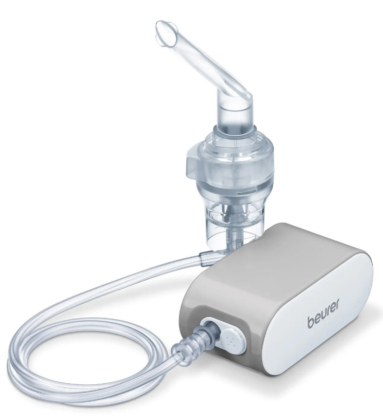 Szaro-biały nebulizator medyczny z przezroczystym pojemnikiem na lek i wężykiem na białym tle.