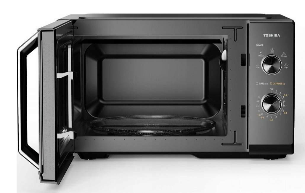 Czarna kuchenka mikrofalowa Toshiba z otwartymi drzwiami i pokrętłami.