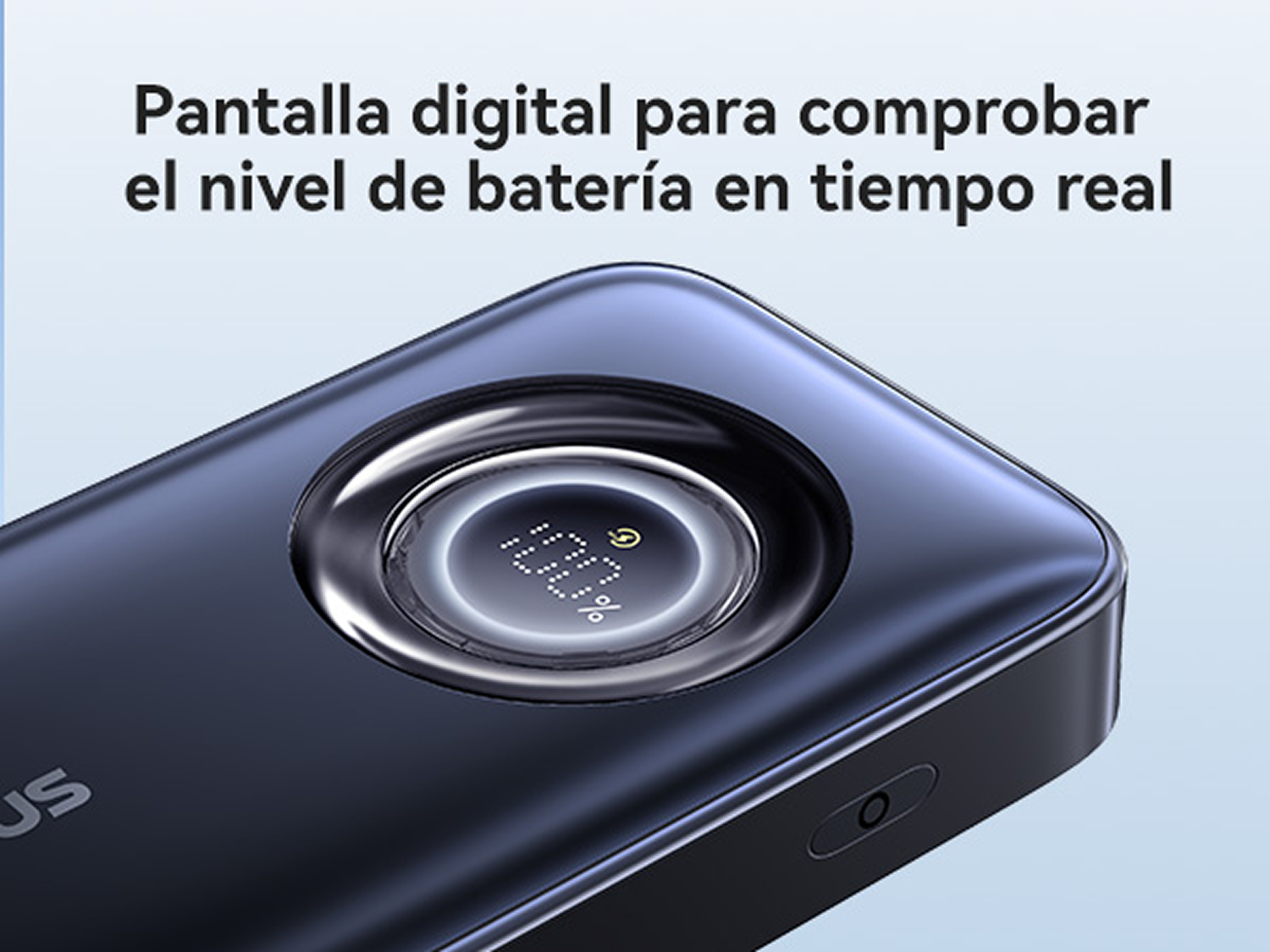 Una batería externa azul oscura con pantalla LED digital que muestra el 100%.