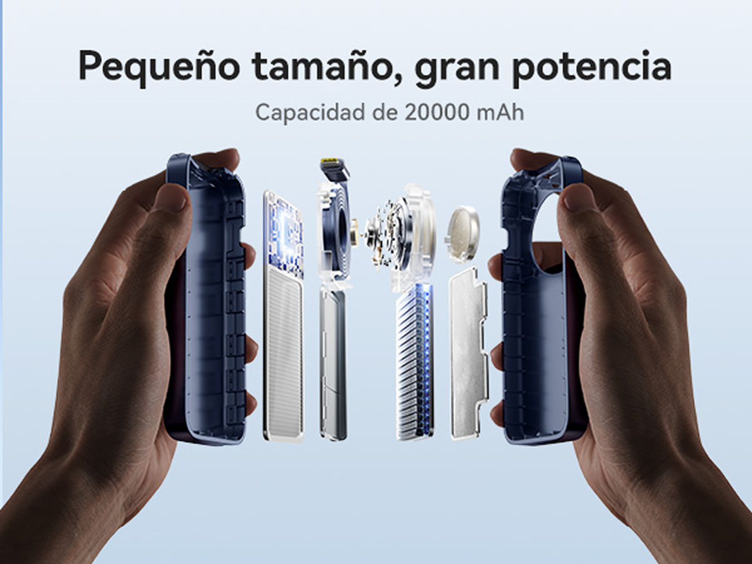 Vista despiezada de una batería externa con componentes internos sostenida por manos sobre fondo azul claro.